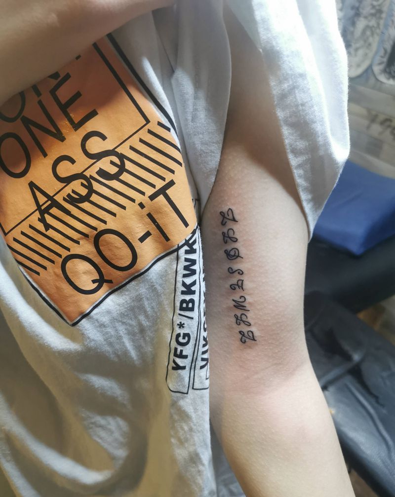 英文字母纹身图片_手臂花体字纹身图案