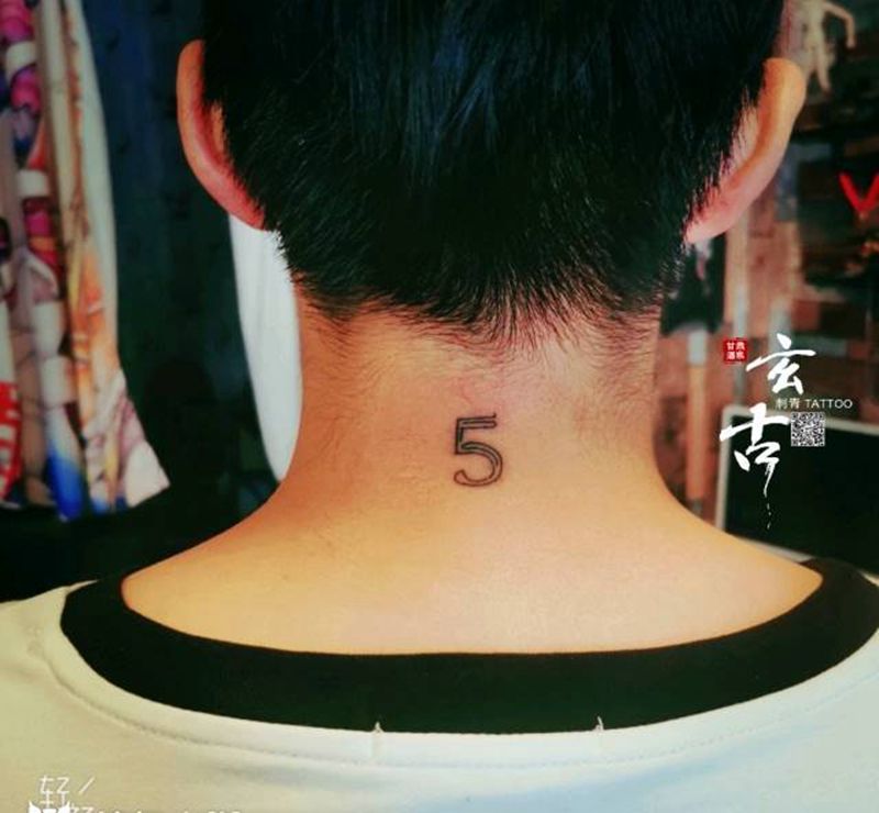 数字纹身图片_颈部几何纹身图案