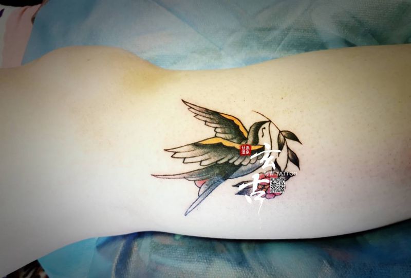 oldschool燕子纹身图片_腿部Old School纹身图案