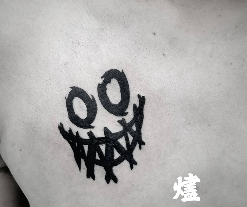 笑脸纹身图片_胸部图腾水墨纹身图案