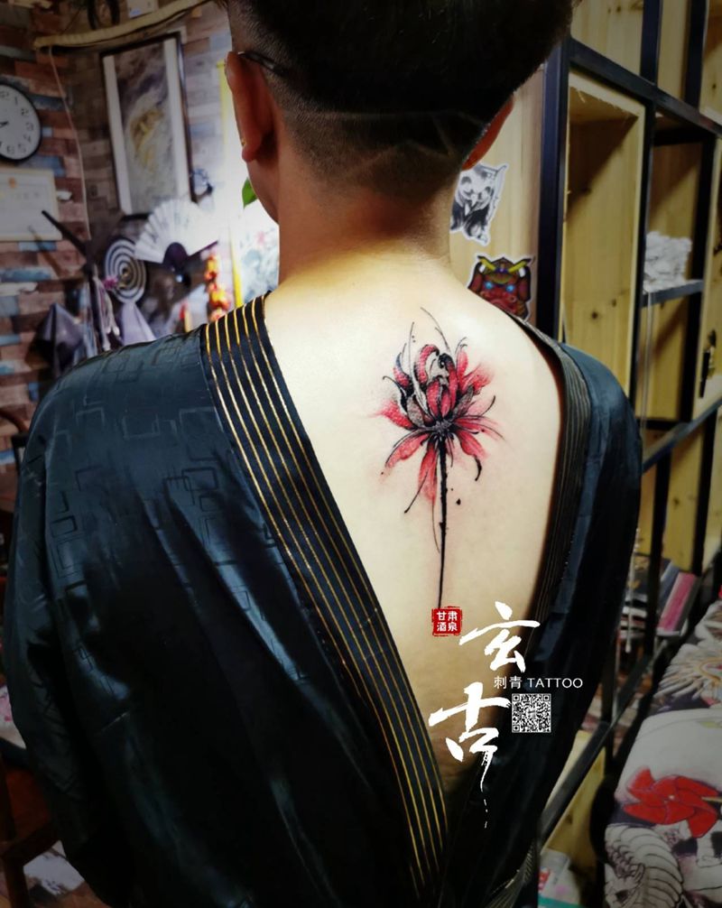 彼岸花纹身图片_背部水墨彼岸花纹身图案