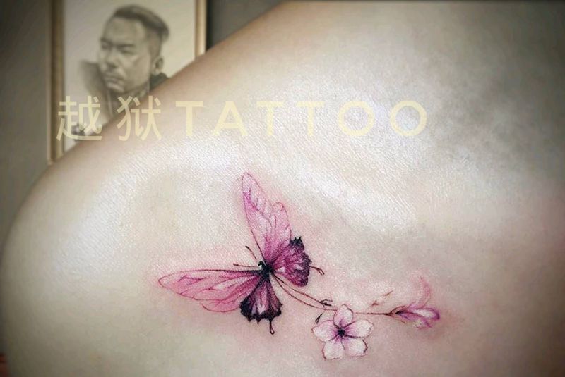 小蝴蝶纹身图片_颈部水彩纹身图案