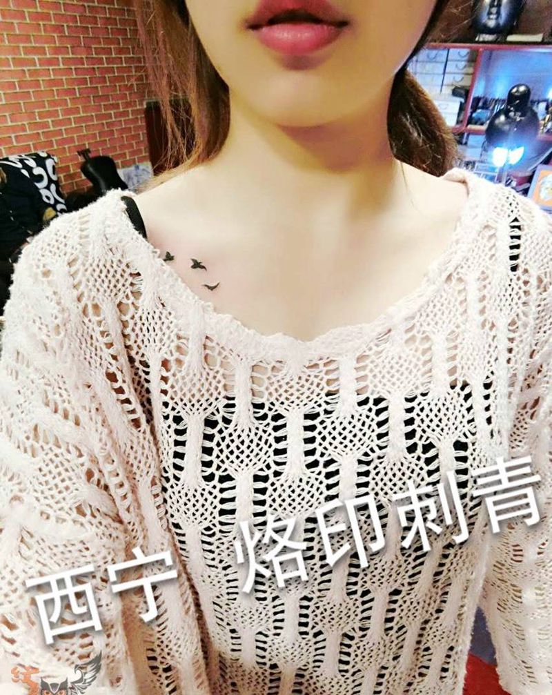 小燕子纹身图片_清新动物胸部颈部纹身图案