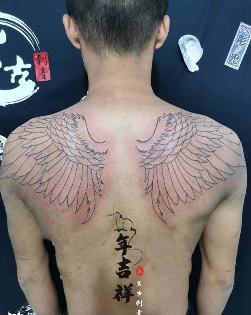 展翅飞翔纹身图片_背部新传统纹身图案