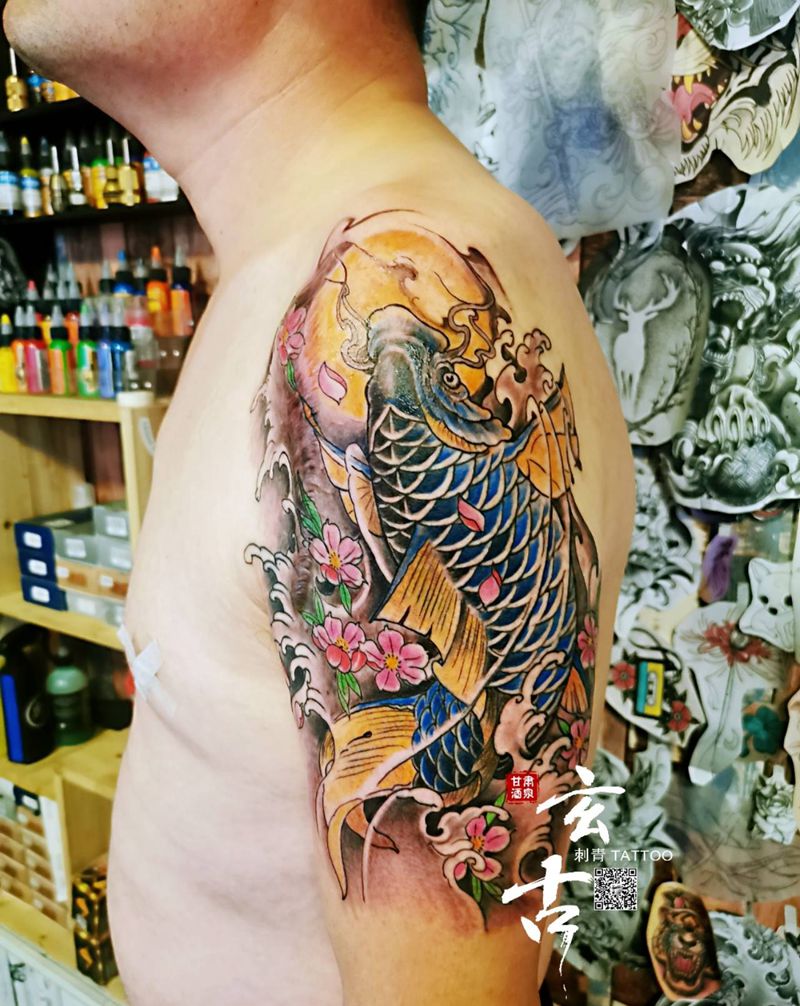 锦鲤纹身图片_手臂新传统锦鲤纹身图案