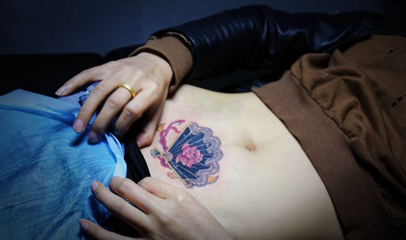 抛妇产遮盖纹身图片_腹部纹身图案