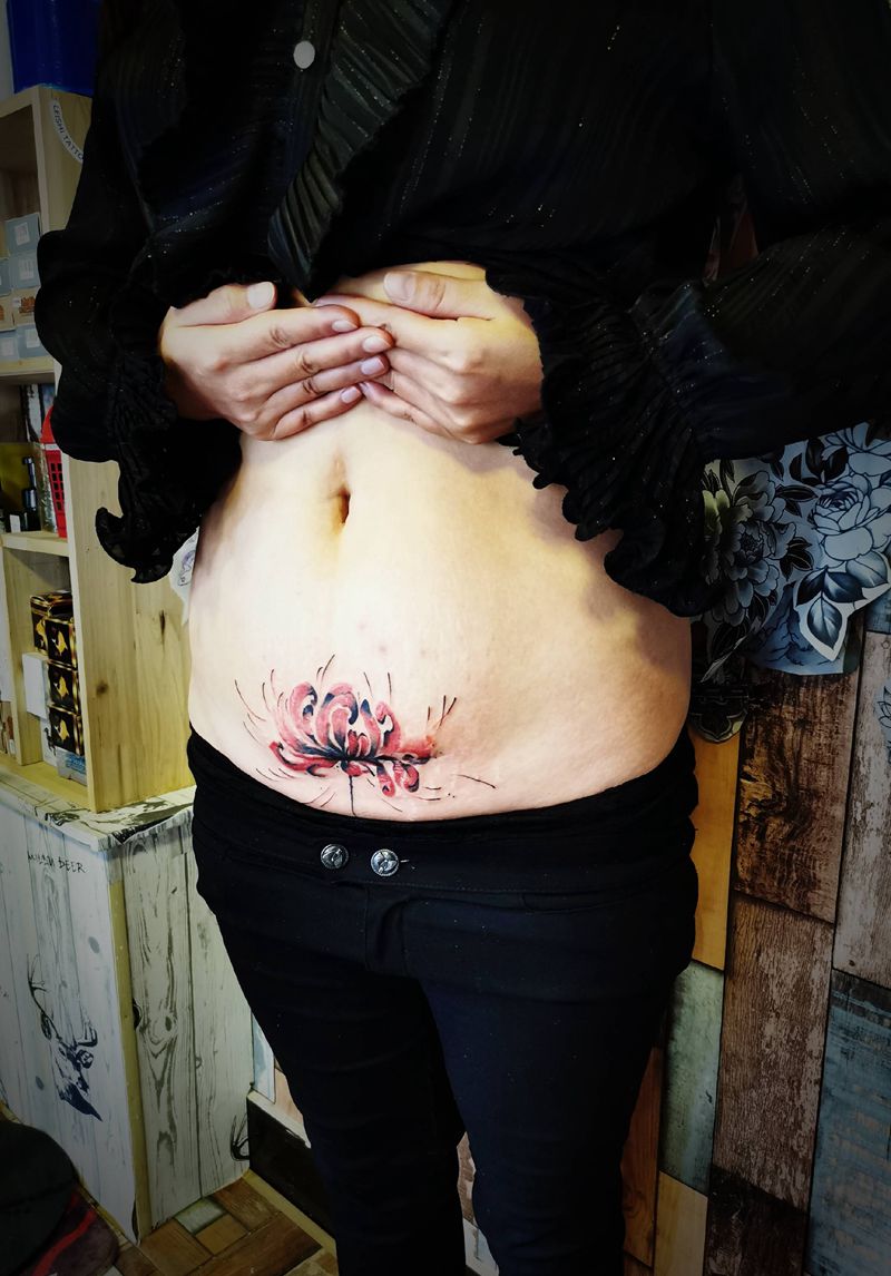 彼岸花纹身图片_腹部新传统纹身图案