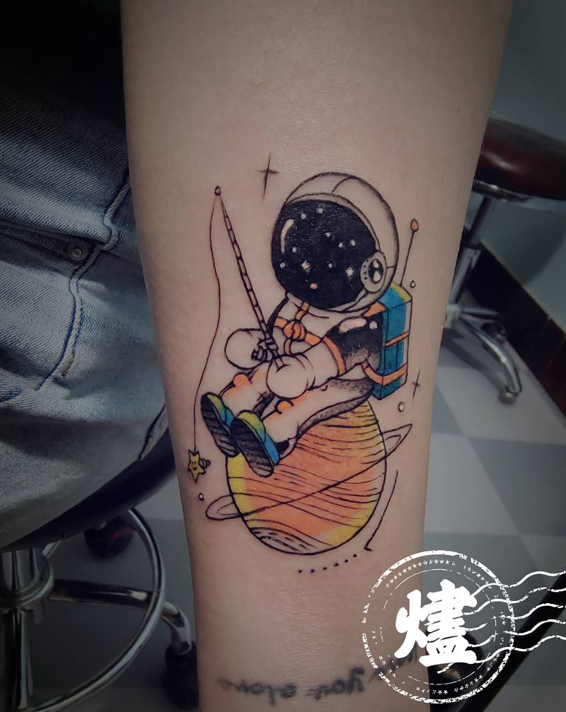 宇航员纹身图片_手臂水彩水墨纹身图案