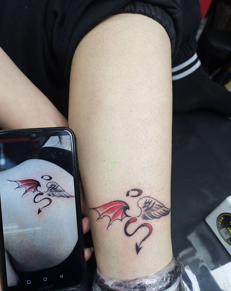 恶魔与天使纹身图片_腿部Old School翅膀纹身图案