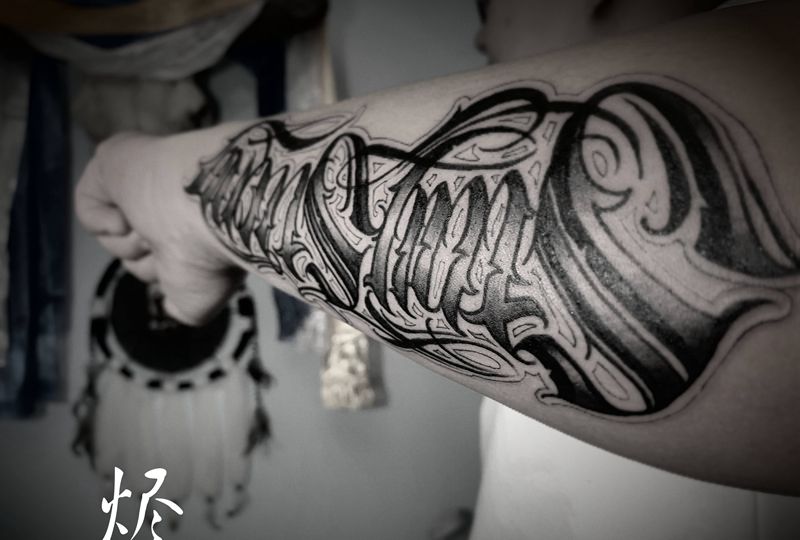 西海岸奇卡诺纹身图片_手臂花体字纹身图案