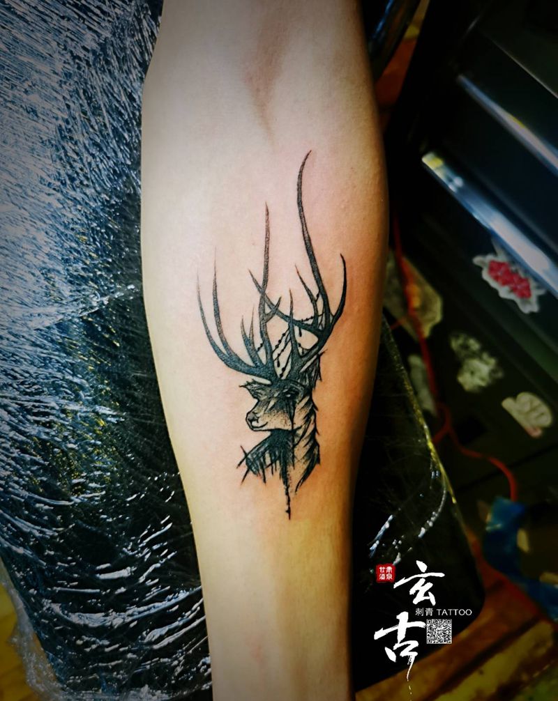 麋鹿纹身图片_手臂水彩点刺纹身图案