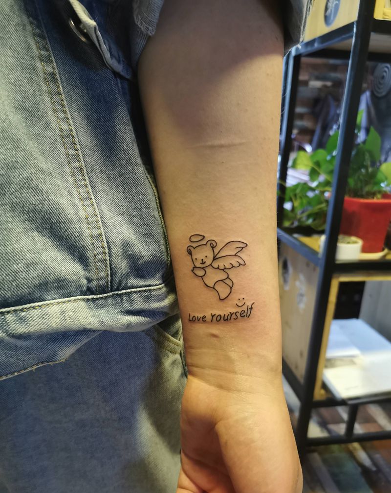 小熊英文纹身图片_手臂花体字可爱纹身图案