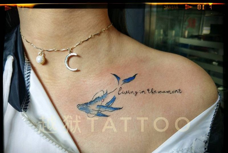 字母纹身图片_胸部纹身图案