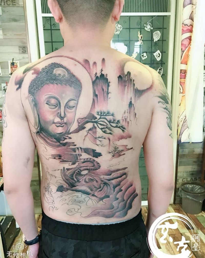 满背佛纹身图片