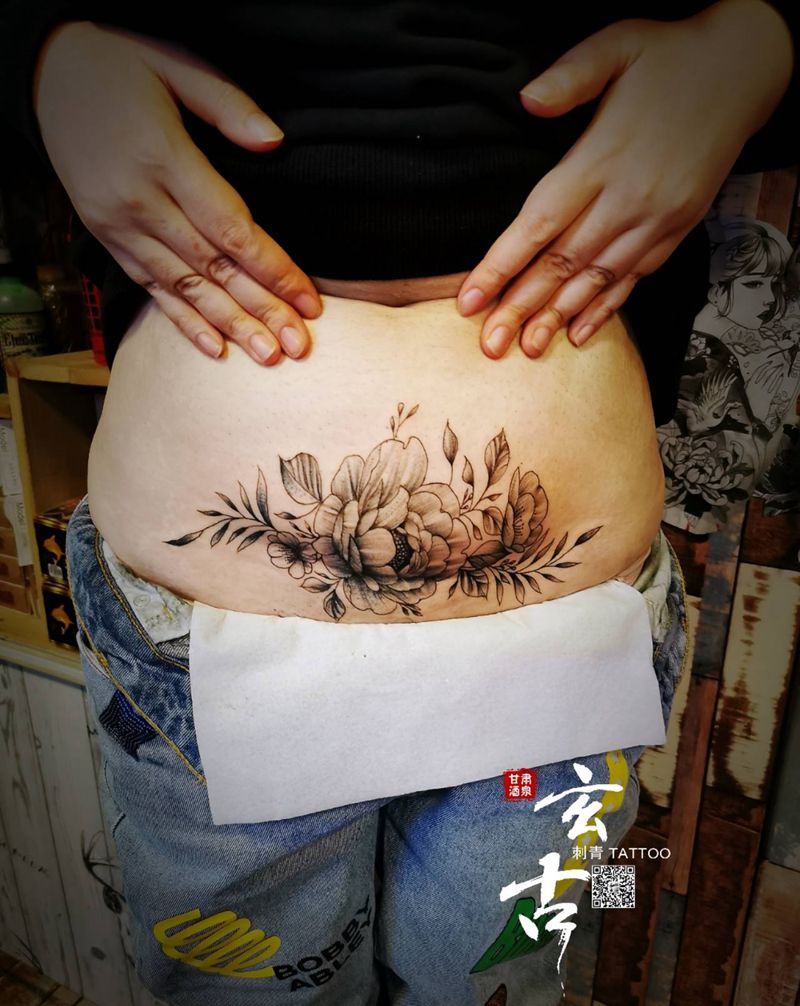 疤痕遮盖素花纹身图片_腹部新传统点刺素花纹身图案