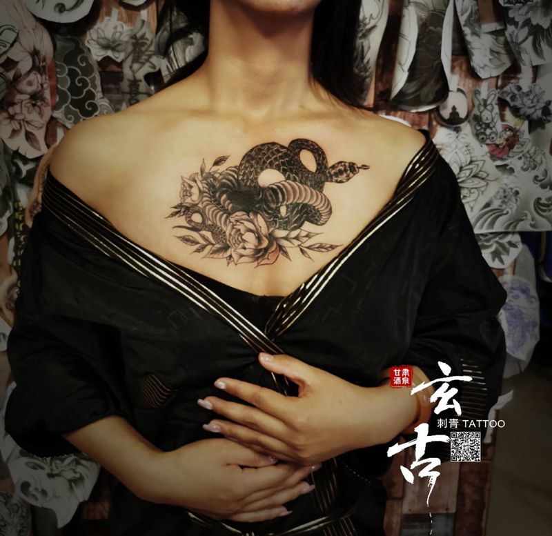 素花盘蛇纹身图片_胸部新传统纹身图案