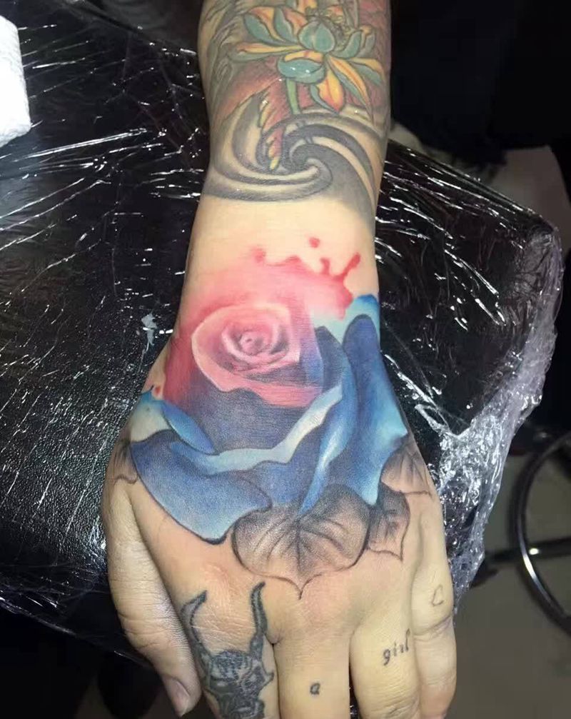 欧美泼墨玫瑰纹身图片