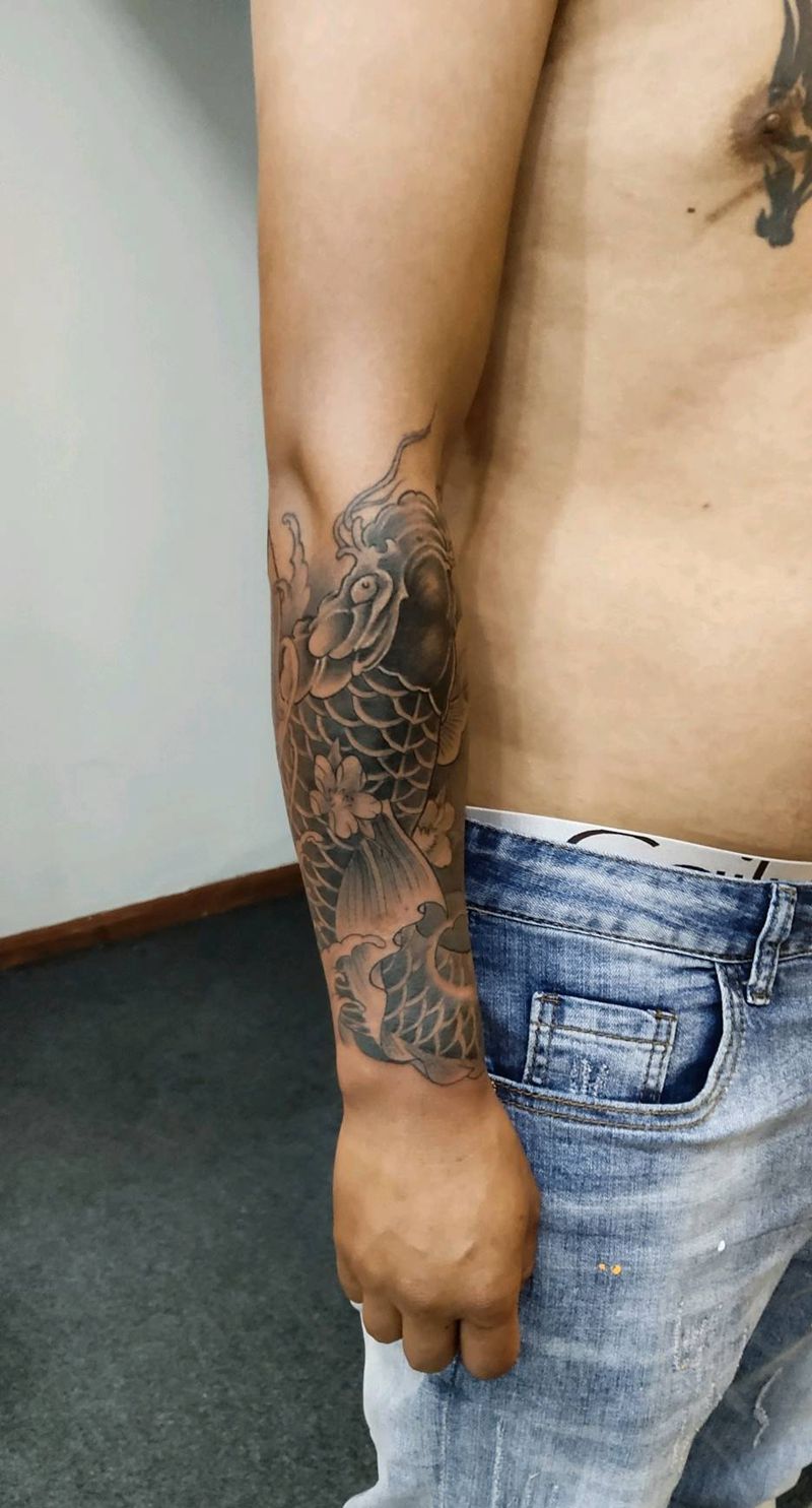 鲤鱼纹身图片_手臂新传统纹身图案