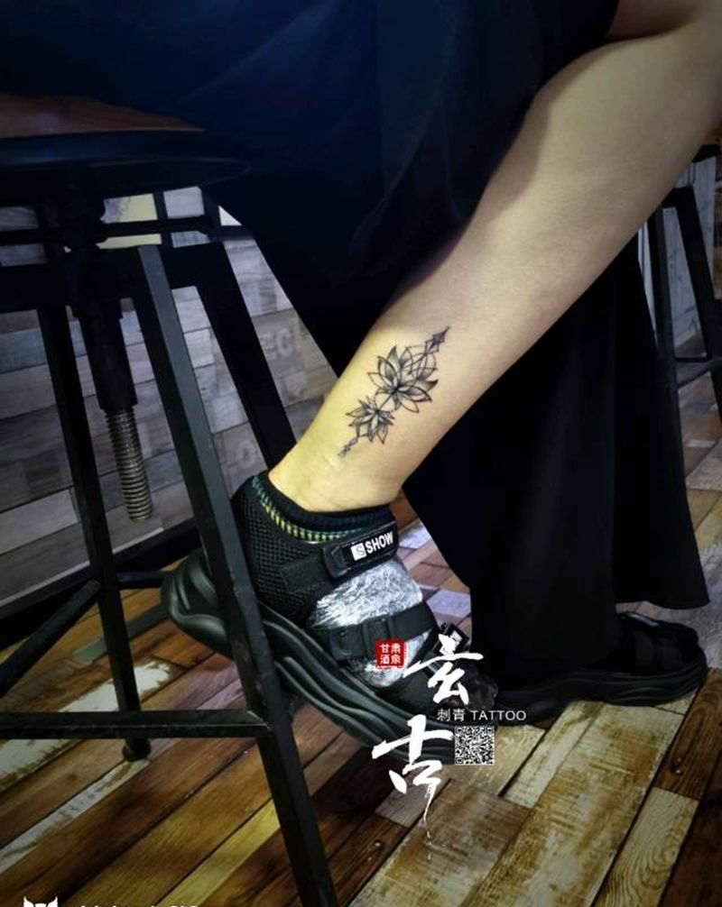 一朵素莲纹身图片_腿部点刺几何纹身图案