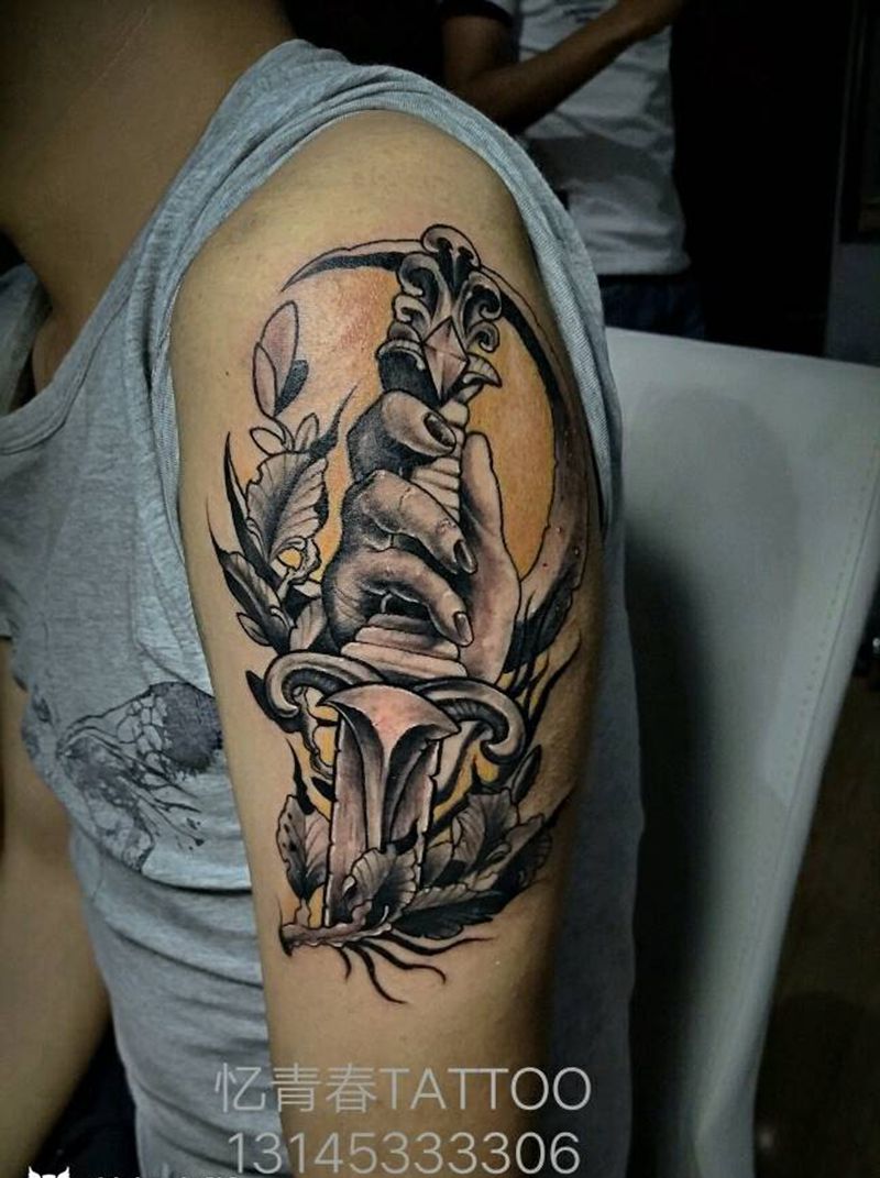 匕首与手纹身图片_手臂New School纹身图案