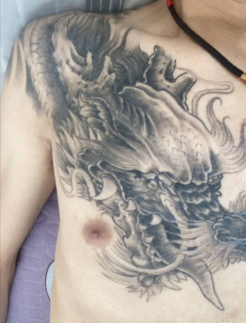 龙头纹身图片_胸部新传统纹身图案