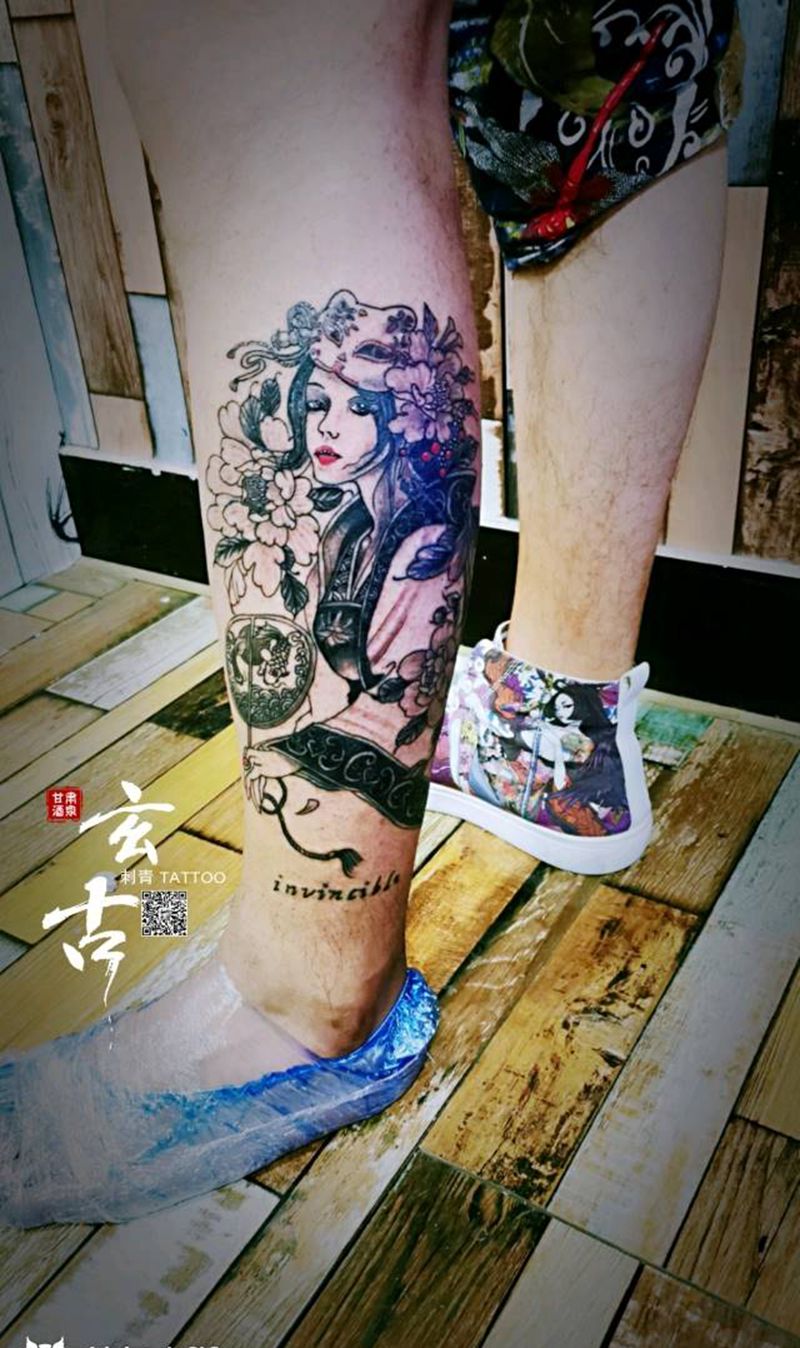 最美艺妓纹身图片_腿部新传统纹身图案