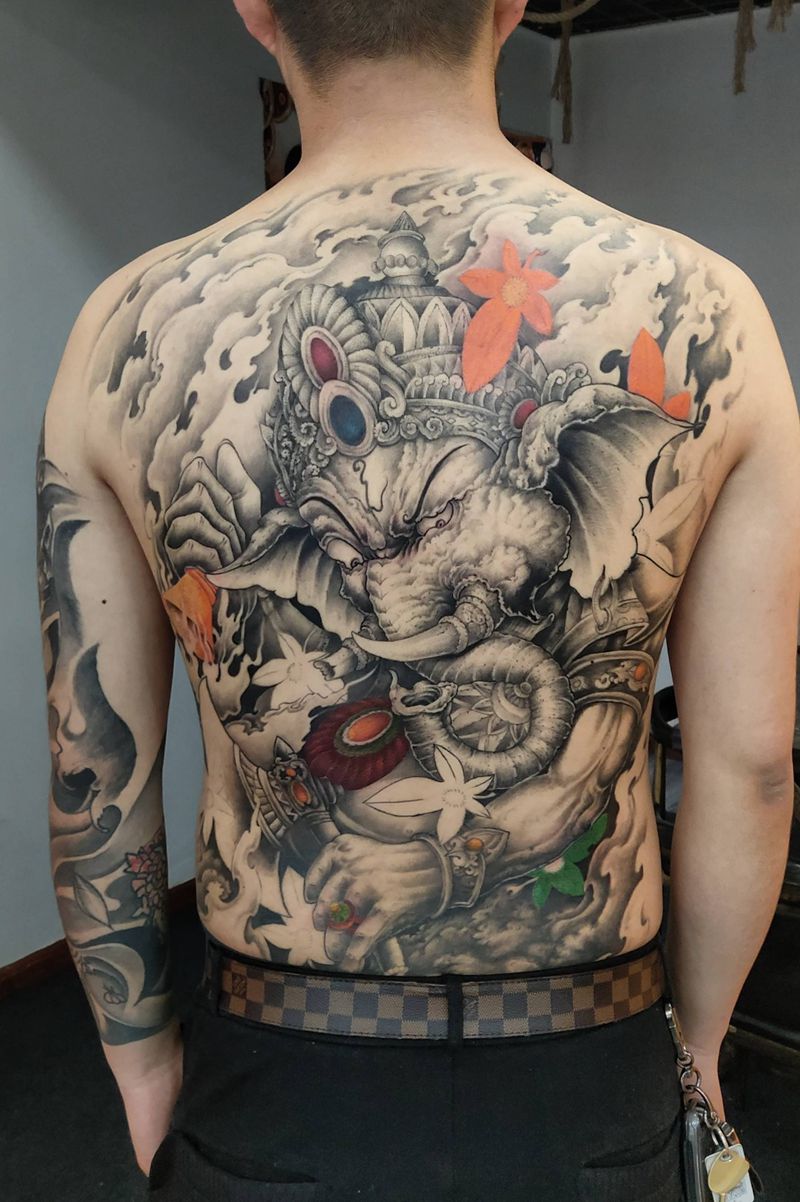 满背象神纹身图片_背部新传统纹身图案