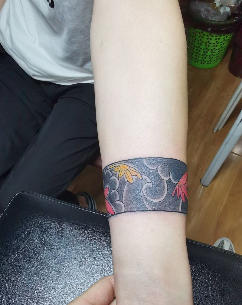 臂环纹身图片_手臂老传统点刺枫叶 泡泡云纹身图案