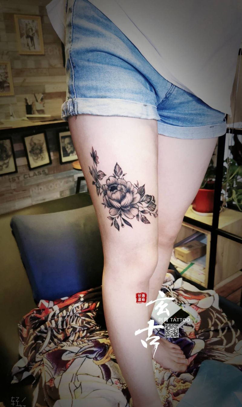 素花纹身图片_腿部点刺水墨纹身图案
