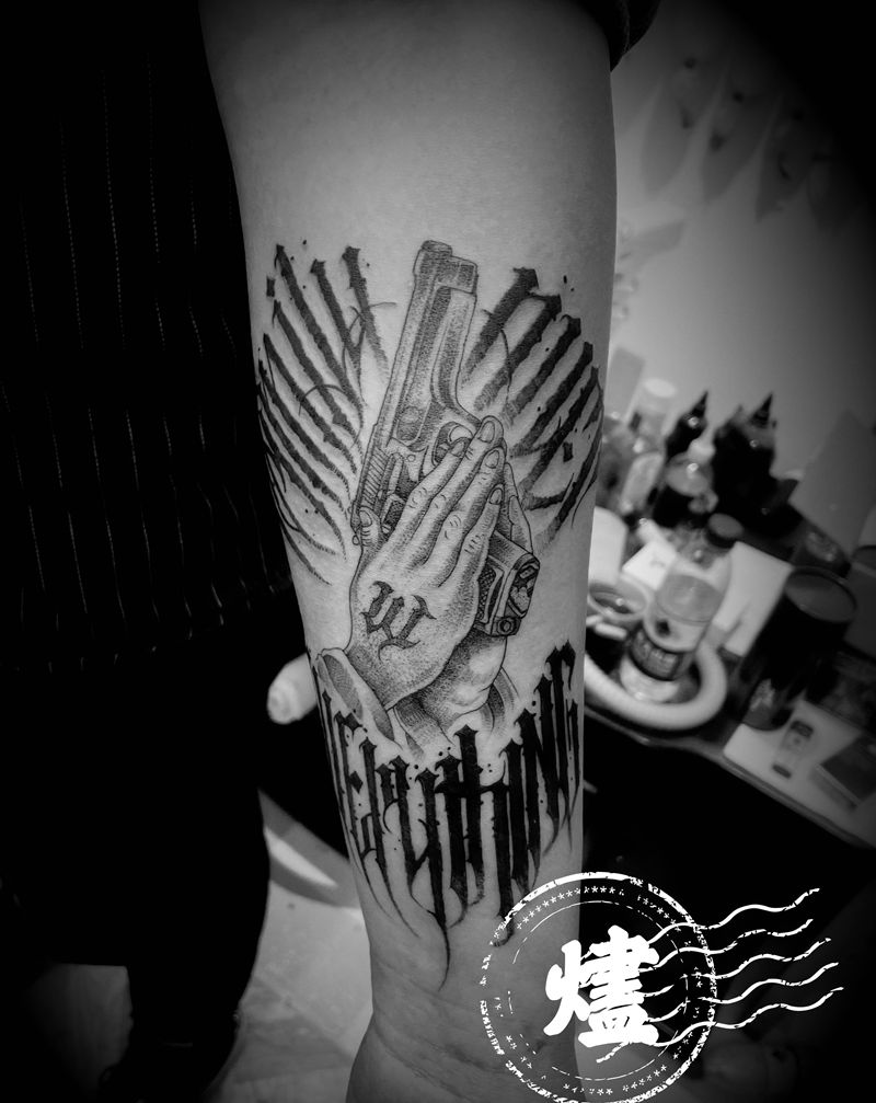 祈祷之手纹身图片_手臂花体字纹身图案