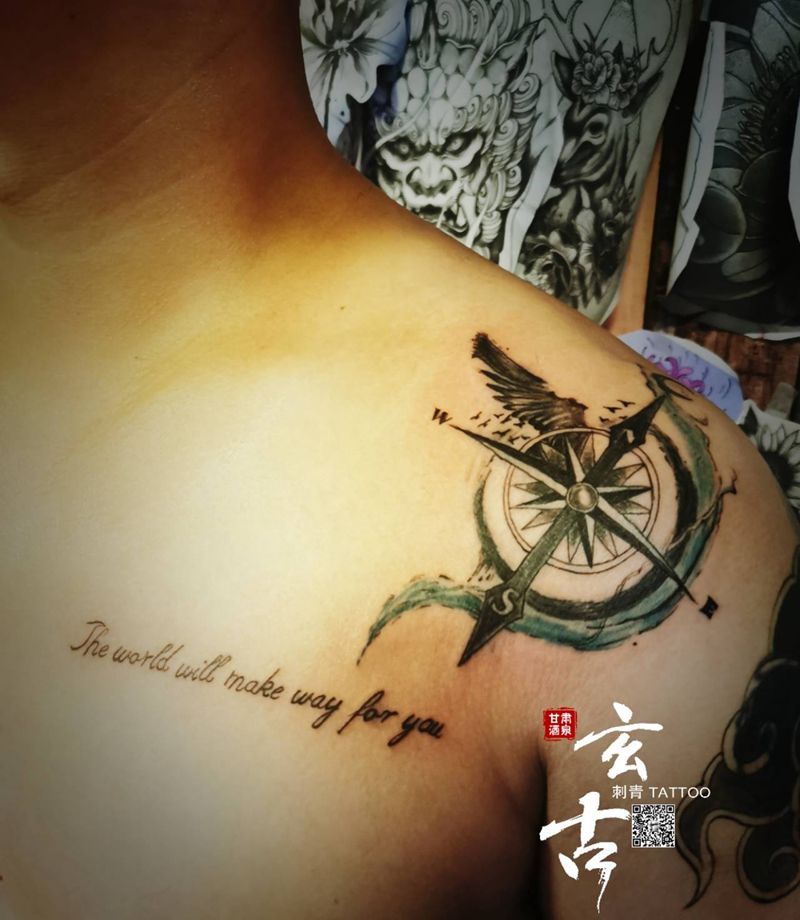 指南针纹身图片_胸部新传统花体字英文字母纹身图案