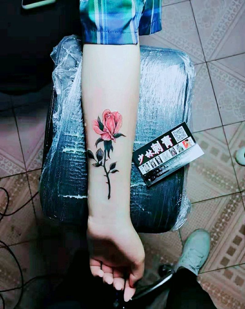 玫瑰花纹身图片_手臂手部老传统纹身图案
