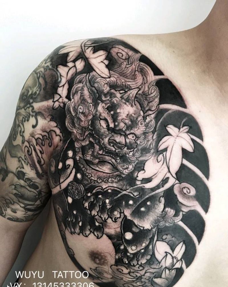 唐狮接半甲纹身图片_胸部新传统纹身图案