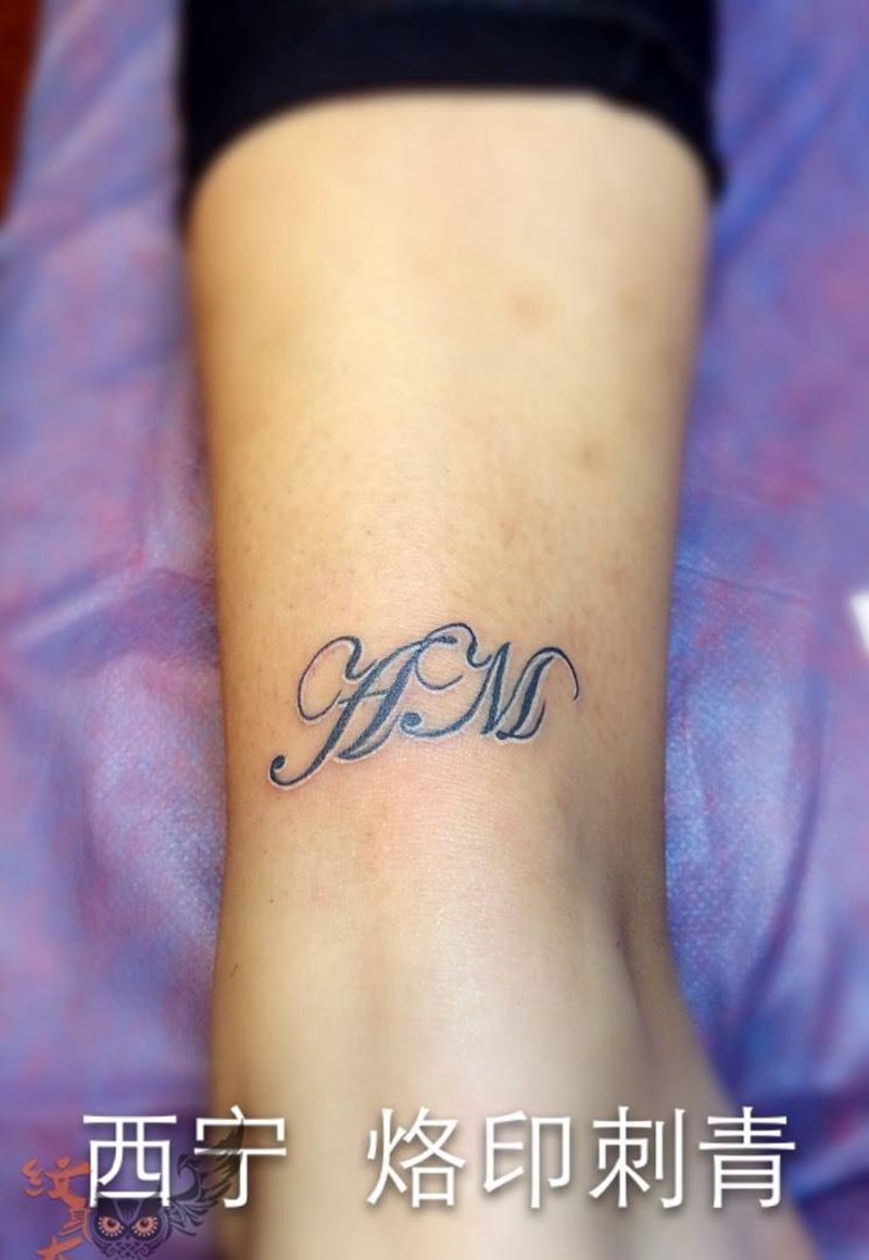 小字母纹身图片_清新字符腿部纹身图案