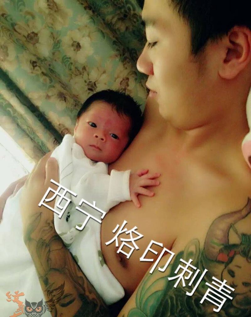 有花臂的爸爸纹身图片