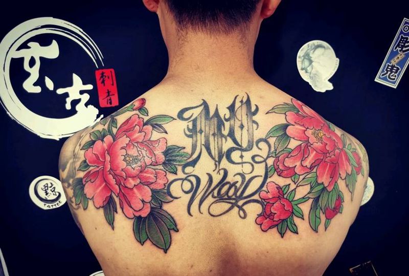 双肩甲红牡丹纹身图片_背部新传统纹身图案