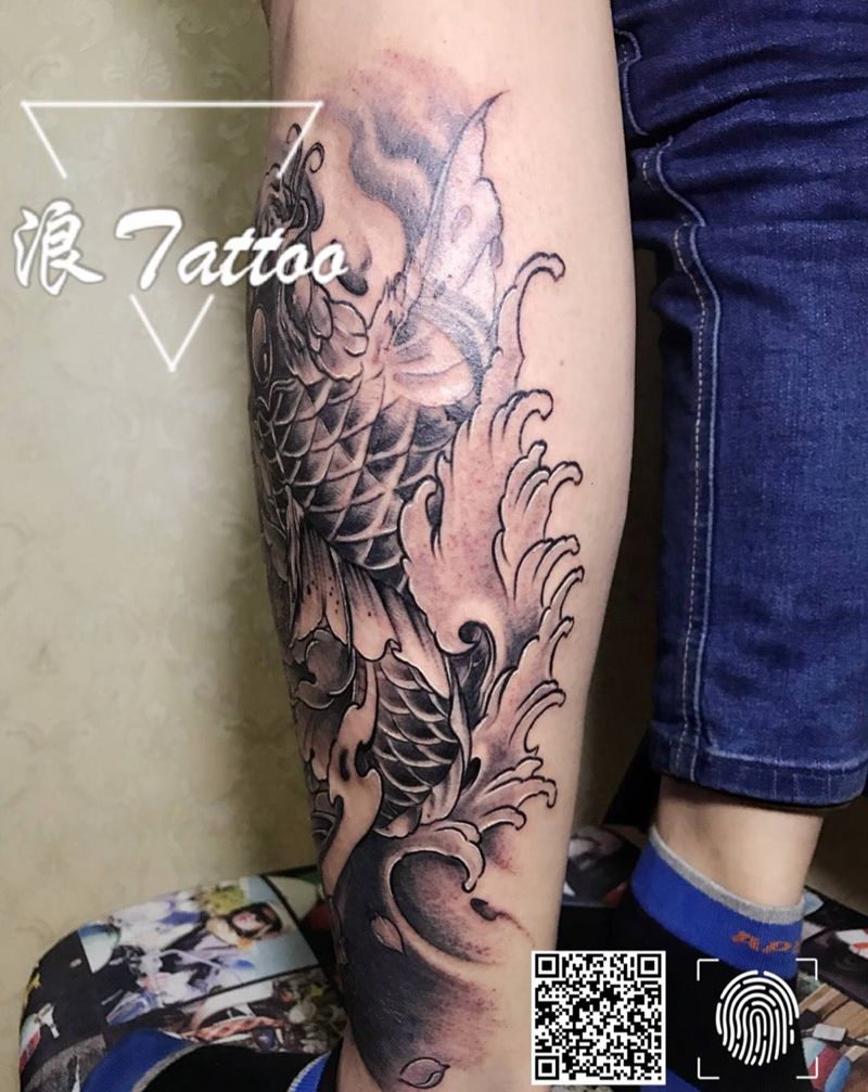 小腿鲤鱼遮盖纹身图片