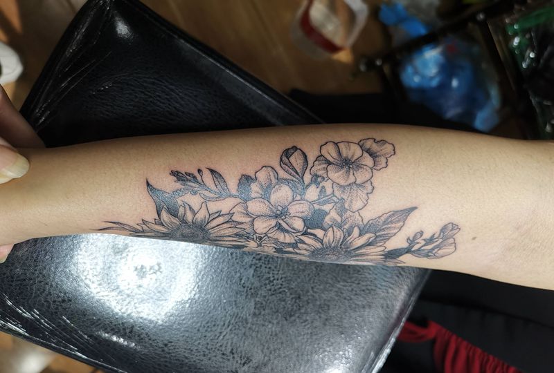 素花点刺纹身图片_手臂点刺花纹身图案