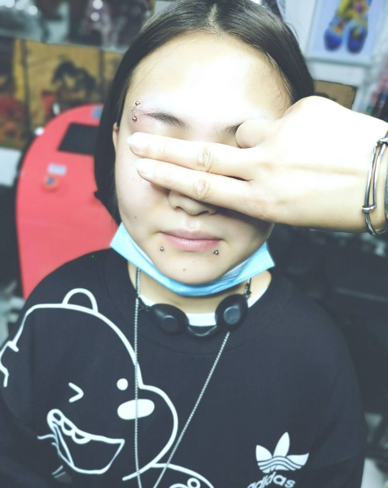 穿孔 眉钉 唇钉 梨窝纹身图片_腹部纹身图案