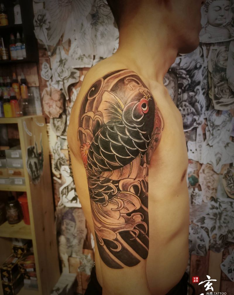 大臂遮盖纹身图片_手臂老传统纹身图案