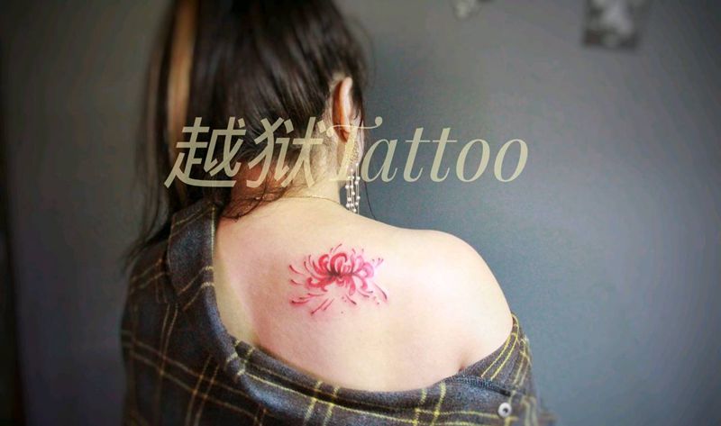 彼岸花纹身图片_肩部水彩纹身图案