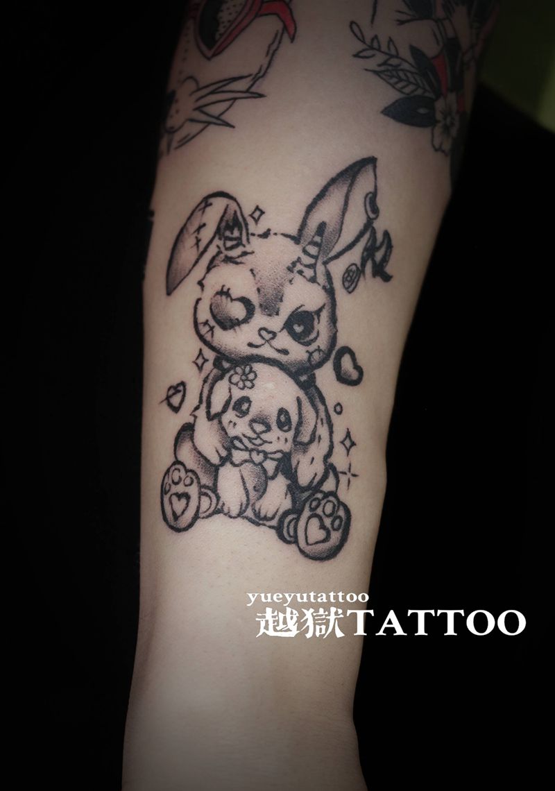 小兔兔纹身图片_手臂纹身图案