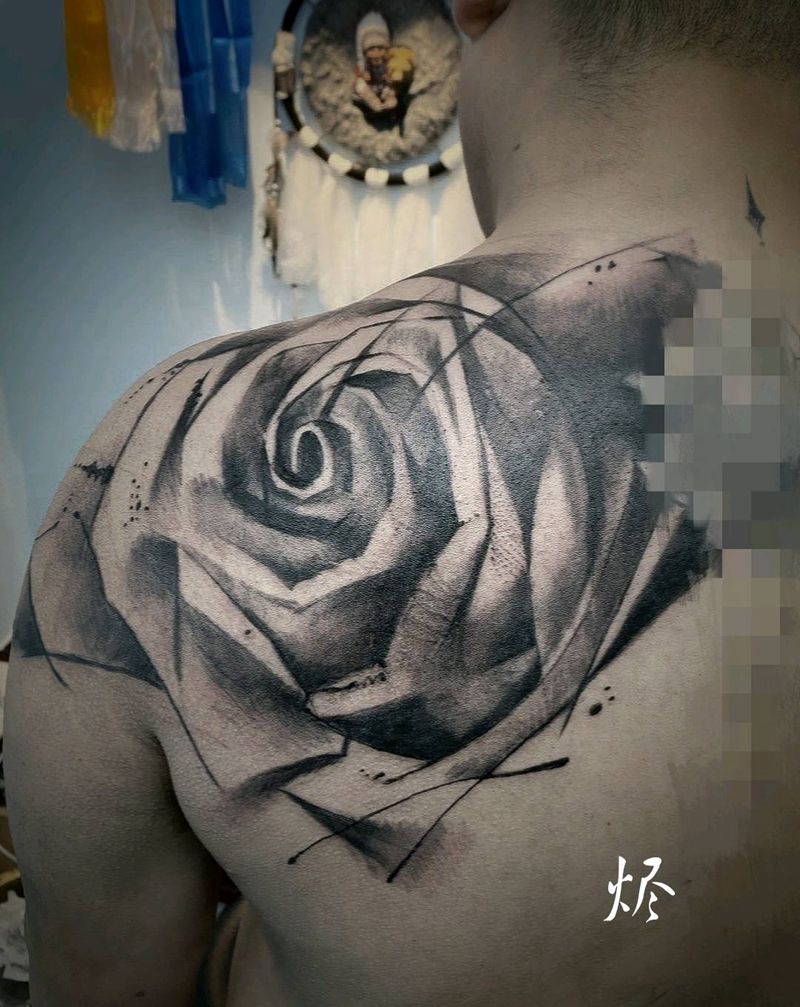 玫瑰纹身图片_肩部胸部水墨欧美写实纹身图案
