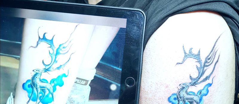 鹿纹身图片_肩部水彩祥云 鹿纹身图案