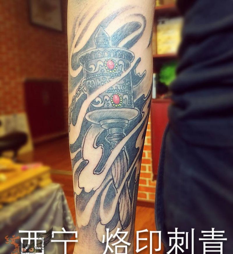 转经轮纹身图片_传统宗教手臂纹身图案