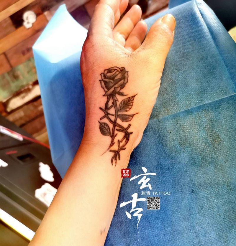 玫瑰花纹身图片_手臂手部新传统纹身图案