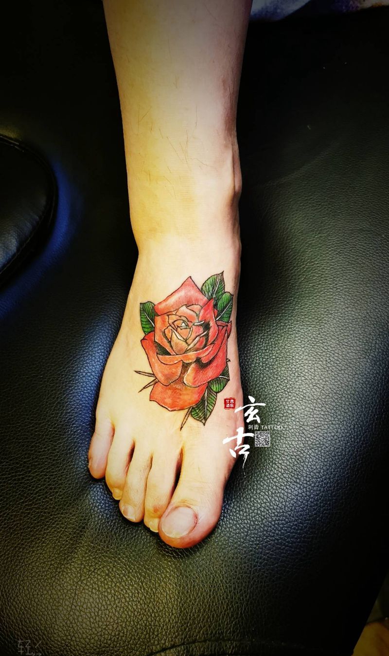 玫瑰纹身图片_脚部新传统纹身图案