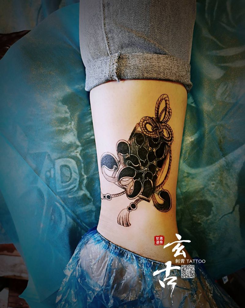 福牌菊花御守纹身图片_腿部新传统纹身图案