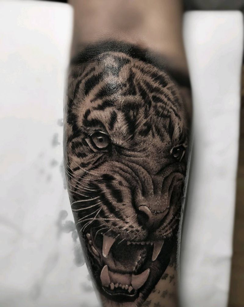 大脑斧纹身图片_手臂欧美写实纹身图案