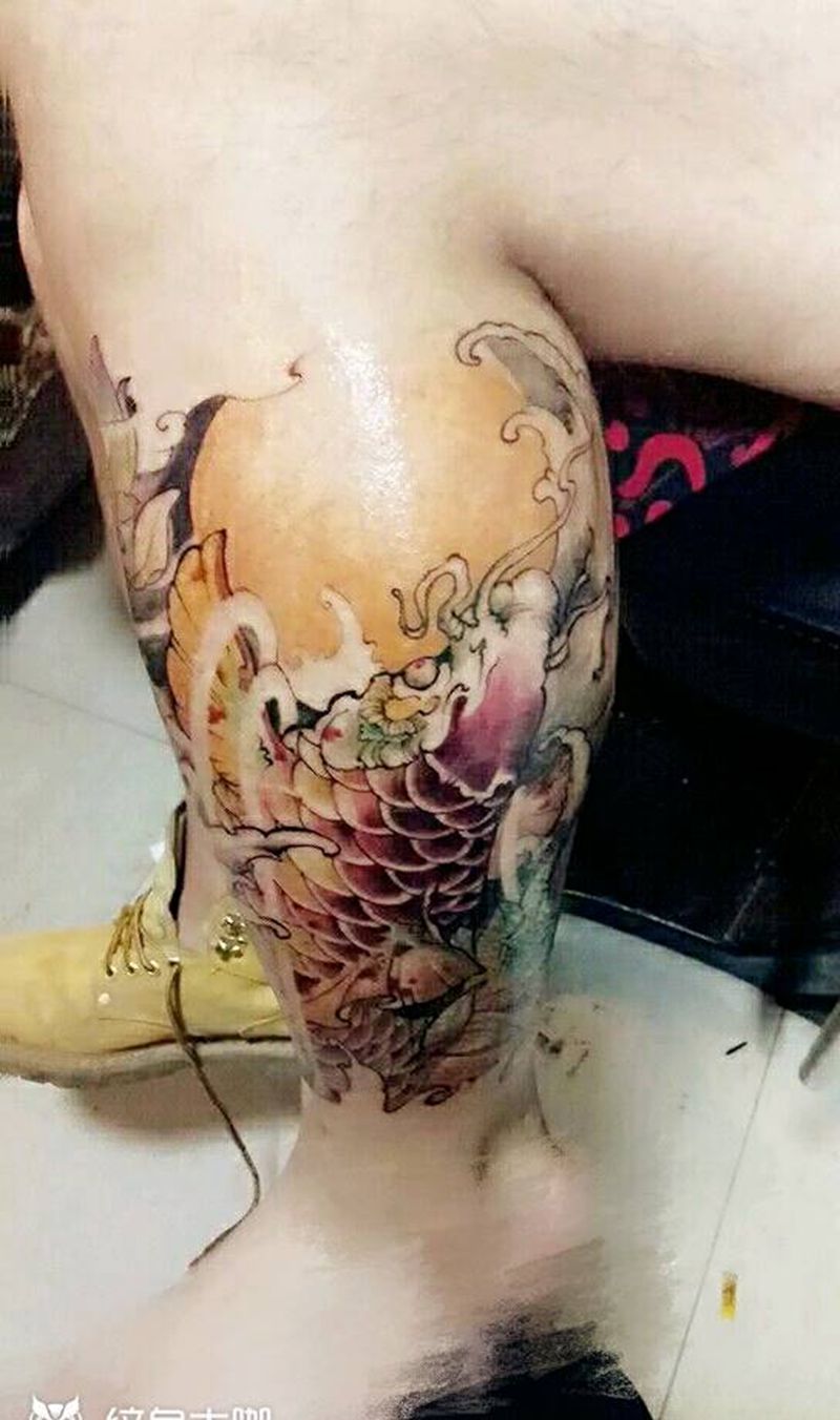 鱼  锦鲤纹身图片_腿部传统纹身图案